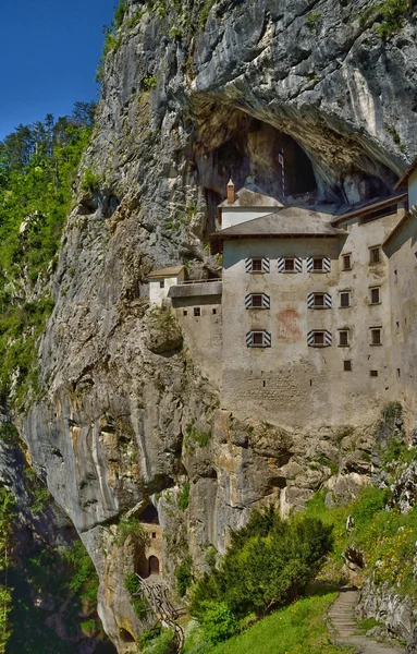 Słowenia, malowniczego i zabytkowego zamku z Predjamski grad — Zdjęcie stockowe
