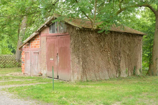 Frankrike, den pittoreska byn haute isle — Stockfoto