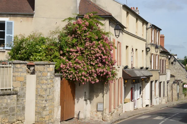 Frankrike, den pittoreska staden Jouy le Moutier — Stockfoto