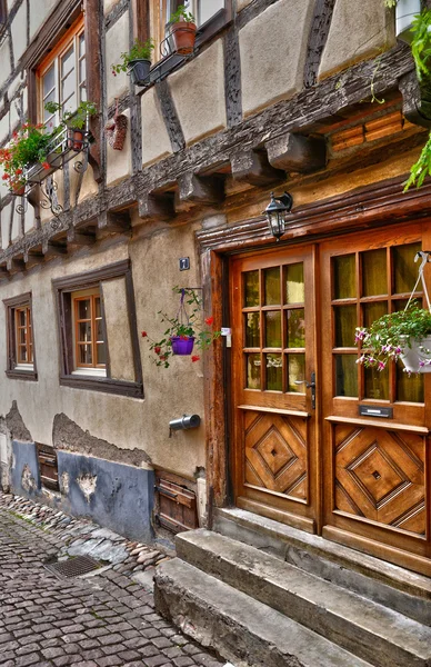 Francia, pittoresco villaggio di Eguisheim in Alsazia — Foto Stock