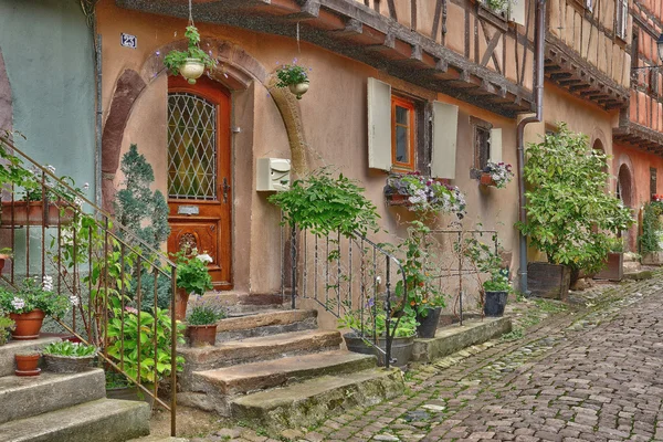 Francia, pittoresco villaggio di Eguisheim in Alsazia — Foto Stock