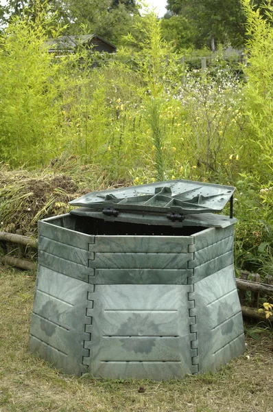 Barril de compost en un jardín —  Fotos de Stock