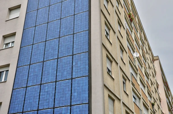 Frankreich, Photovoltaik-Paneele auf einer Hauswand — Stockfoto