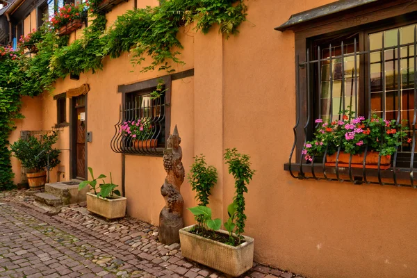 Frankreich, malerisches dorf eguisheim im elsass — Stockfoto