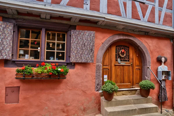 Francia, pintoresco pueblo de Eguisheim en Alsacia — Foto de Stock