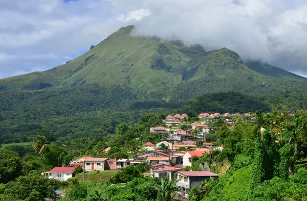 马提尼克岛，红山胭脂风景如画市;在西印度群岛 — 图库照片