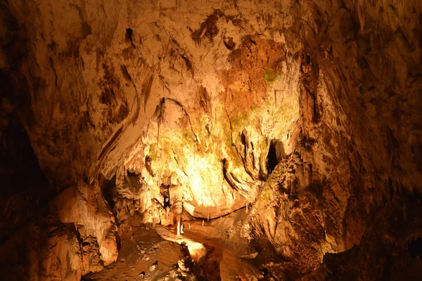 Slovenien, pittoreska och historiska grotta i Postojna — Stockfoto