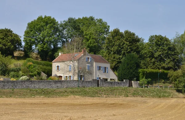 Ile de France, pintoresco pueblo de Sailly — Foto de Stock