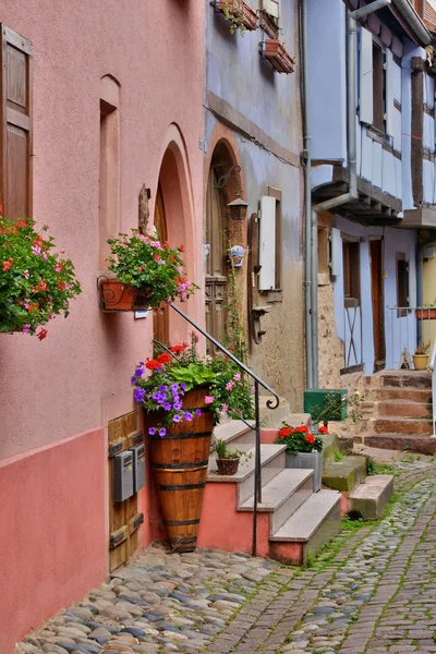 法国，风景如画的村庄 Eguisheim 在阿尔萨斯 — 图库照片