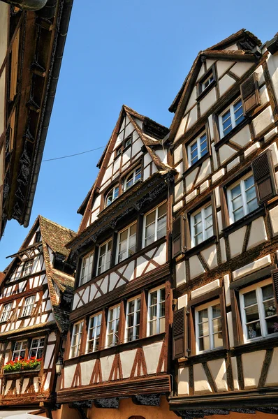 Oude huizen in het district van La Petite France in Straatsburg — Stockfoto