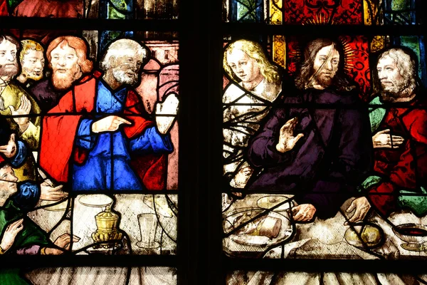 ฝรั่งเศส หน้าต่างกระจกสี ในโบสถ์เซนต์มาร์ตินแห่งไตรเอล — ภาพถ่ายสต็อก