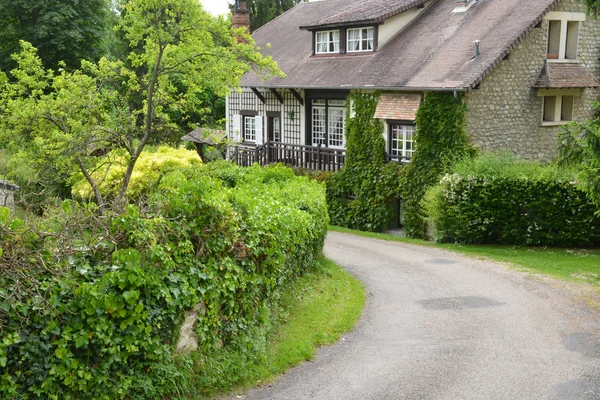 Francia, il pittoresco villaggio di Haute Isle — Foto Stock