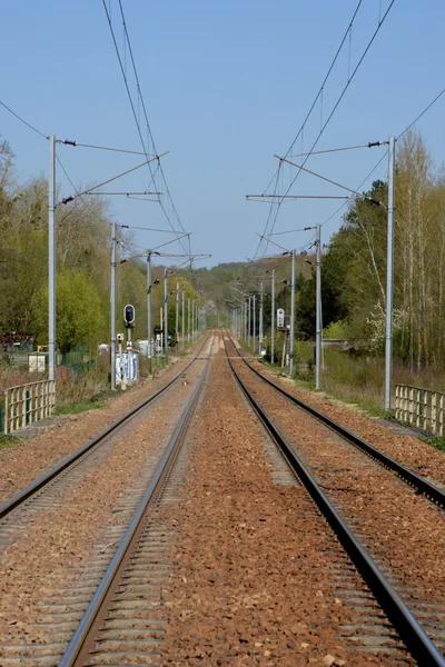 Val d Oise, spoorweg in de stad van ons — Stockfoto