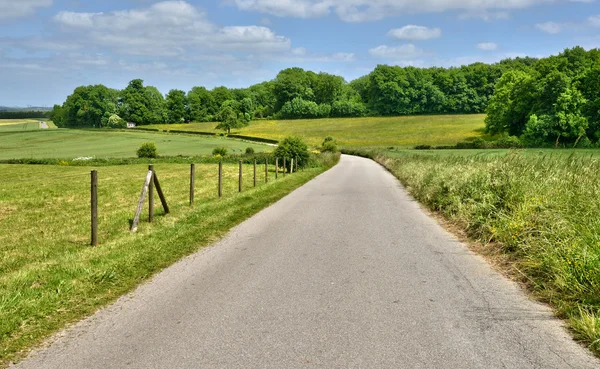 Ile de France, pittoresco villaggio di Brueil en Vexin — Foto Stock