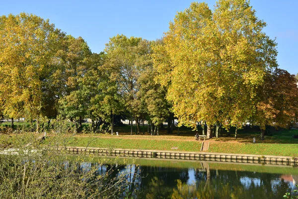 Ile de France, pittoresca città di Meulan en Yvelines — Foto Stock