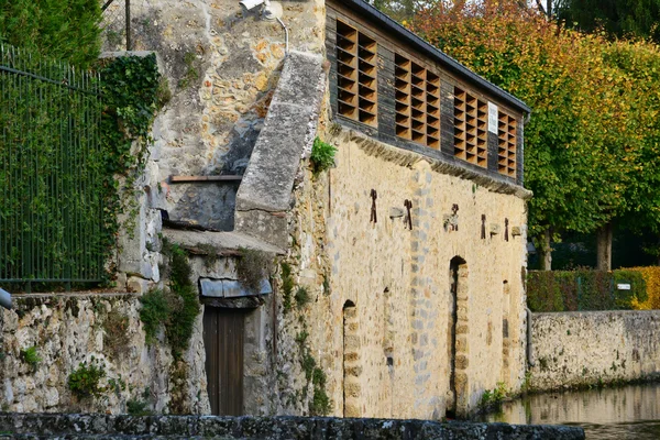 Francie, v malebné vesničce chevreuse — Stock fotografie