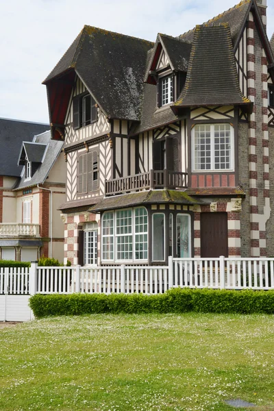 Normandie, la pintoresca ciudad de Cabourg en verano — Foto de Stock