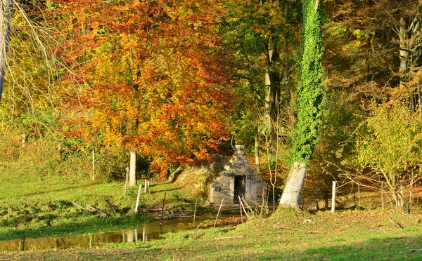 Пейзаж живописной деревни Лизорс в Нормандии — стоковое фото