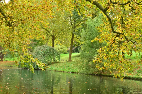 Francia, il pittoresco parco Messonier di Poissy — Foto Stock