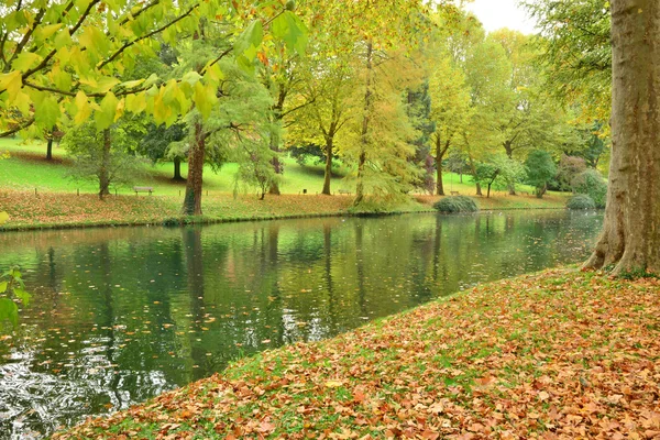 法国，如诗如画的 Messonier Poissy 公园 — 图库照片