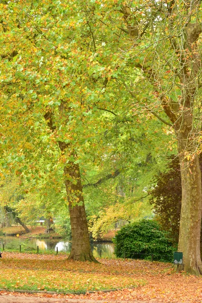 França, o pitoresco parque Messonier de Poissy — Fotografia de Stock