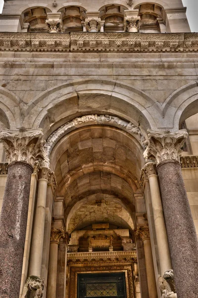 クロアチア;バルカの分割の絵のような歴史的な大聖堂 — ストック写真