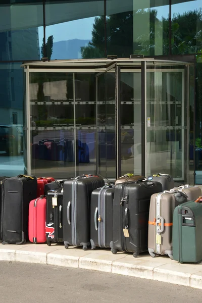 Croatia; suitcases in front of an hotel in Split in Balkan — Stock Photo, Image