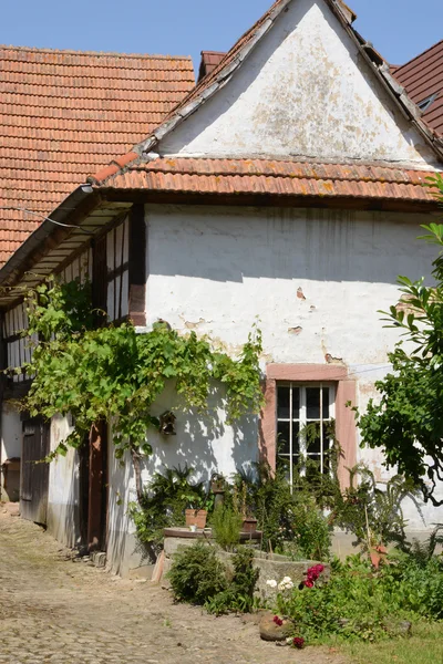 Francie, malebné vesnici Hunspach v provincii Alsasko — Stock fotografie