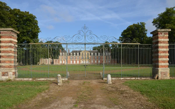 Francia, il pittoresco villaggio di Ecouis — Foto Stock