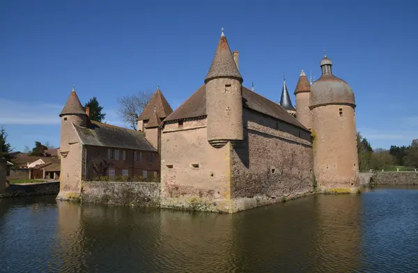 Francie, malebný hrad v městě La Clayette v Saone et Loire — Stock fotografie