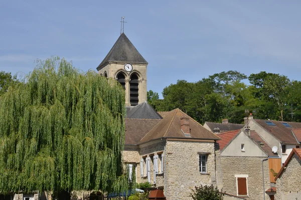 Francia, el pintoresco pueblo de oinville sur Montcient — Foto de Stock