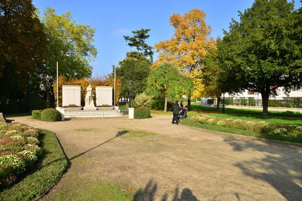 Ile de france, jean vauzelle park in der stadt les mureaux — Stockfoto