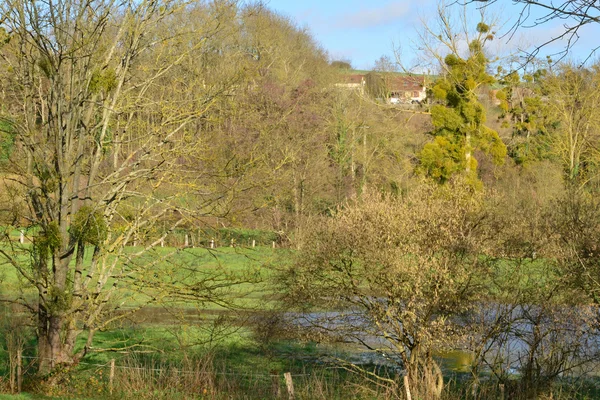 Frankreich, das malerische Dorf gaillon sur montcient — Stockfoto