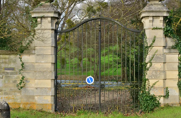 Francia, il pittoresco villaggio di Gaillon sur Montcient — Foto Stock