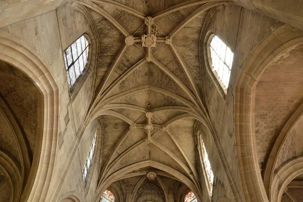 Frankrike, den pittoreska kyrkan av Magny en Vexin — Stockfoto