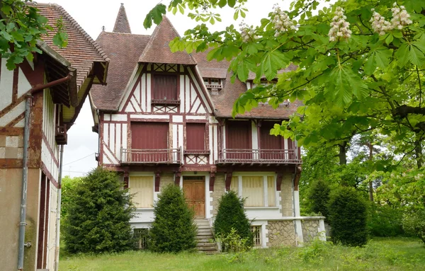 Francia, la pittoresca città di Verneuil sur seine — Foto Stock