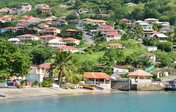 Martinique, het schilderachtige stad van Les Anses d Arlet in West I — Stockfoto