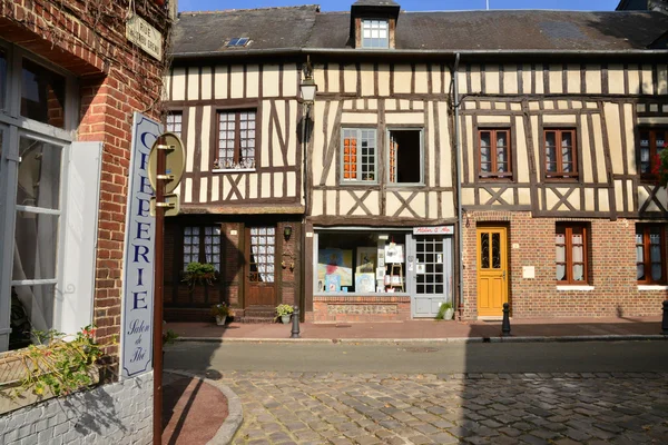 Francia, pintoresco pueblo de Lyons la Foret en Normandía —  Fotos de Stock
