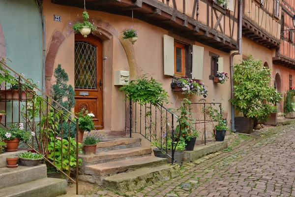 Francie, malebné vesnici Eguisheim v Alsasku — Stock fotografie