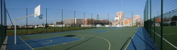 Francia, Yvelines, un campo de deportes en Les Mureaux — Foto de Stock