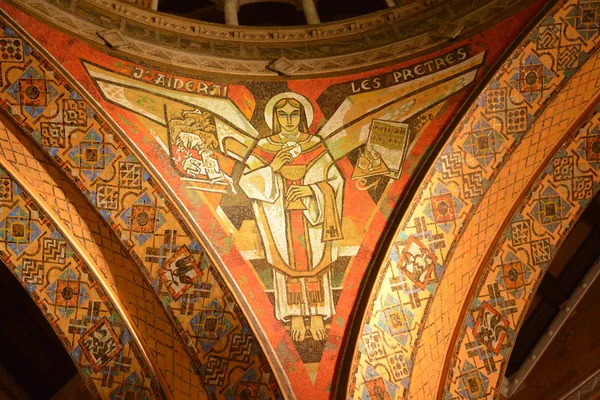 Francja, malownicze Bazylika Sainte Teresy z Lisieux w ani — Zdjęcie stockowe