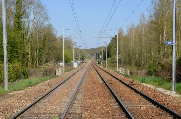 Val d Oise, spoorweg in de stad van ons — Stockfoto