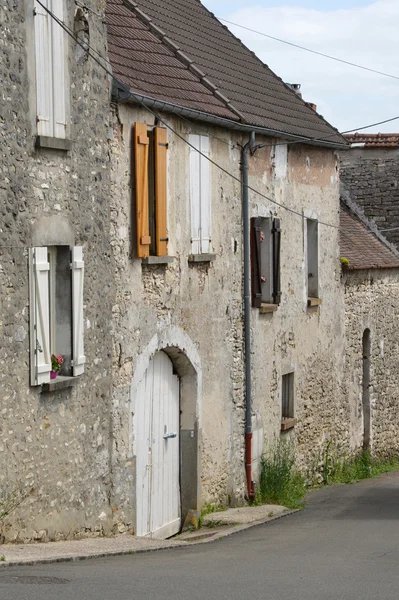 Frankrike, den pittoreska byn Fontenay Saint Pere — Stockfoto