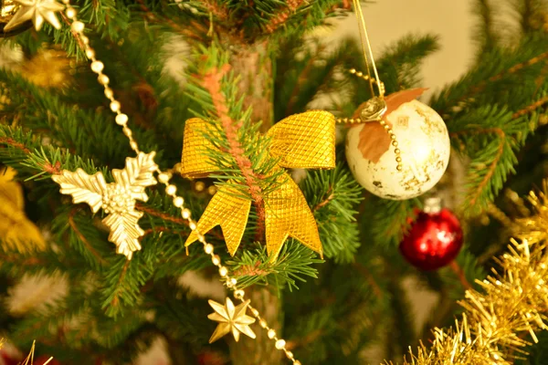在一个房子里的一棵圣诞树的特写 — 图库照片