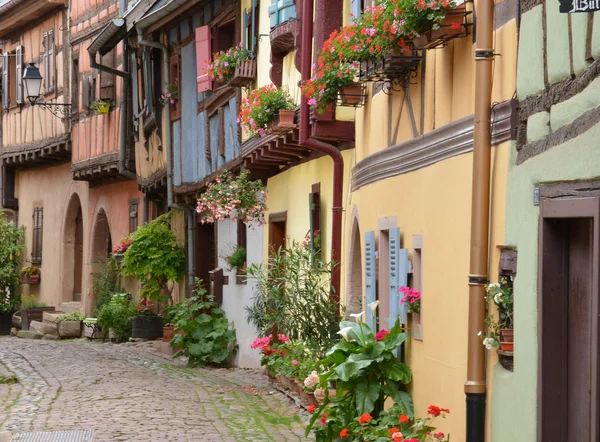 Francie, malebné vesnici Eguisheim v Alsasku — Stock fotografie