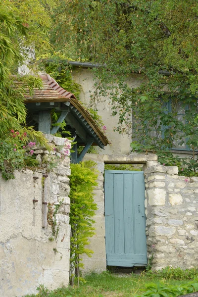 Francia, il pittoresco villaggio di Haute Isle — Foto Stock