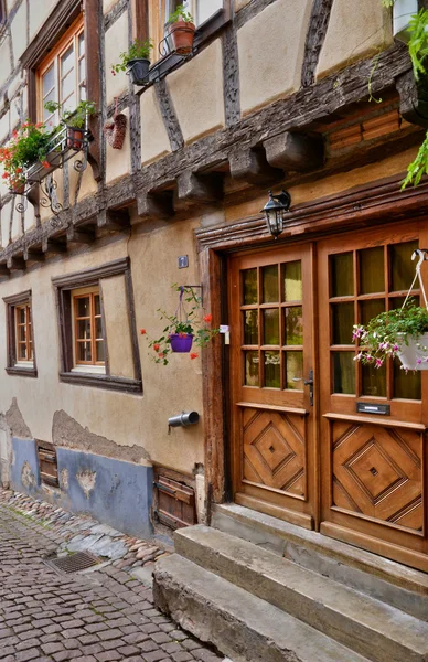 Frankreich, malerisches dorf eguisheim im elsass — Stockfoto