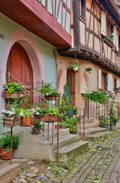 Francia, pittoresco villaggio di Eguisheim in Alsazia — Foto Stock