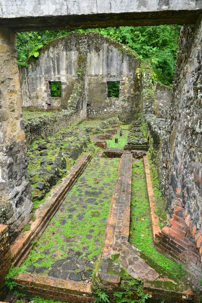 Martinique, picturesque old sugar refinery of Les Les trois Ilet — Stock Photo, Image