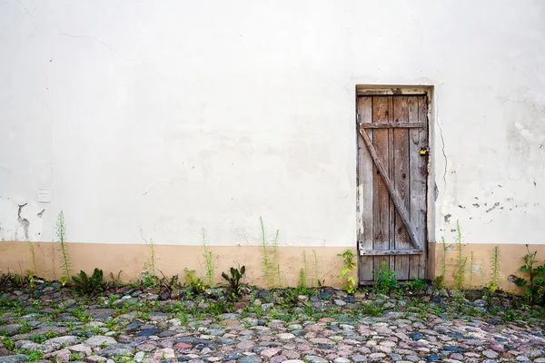 Porta velha em uma parede — Fotografia de Stock